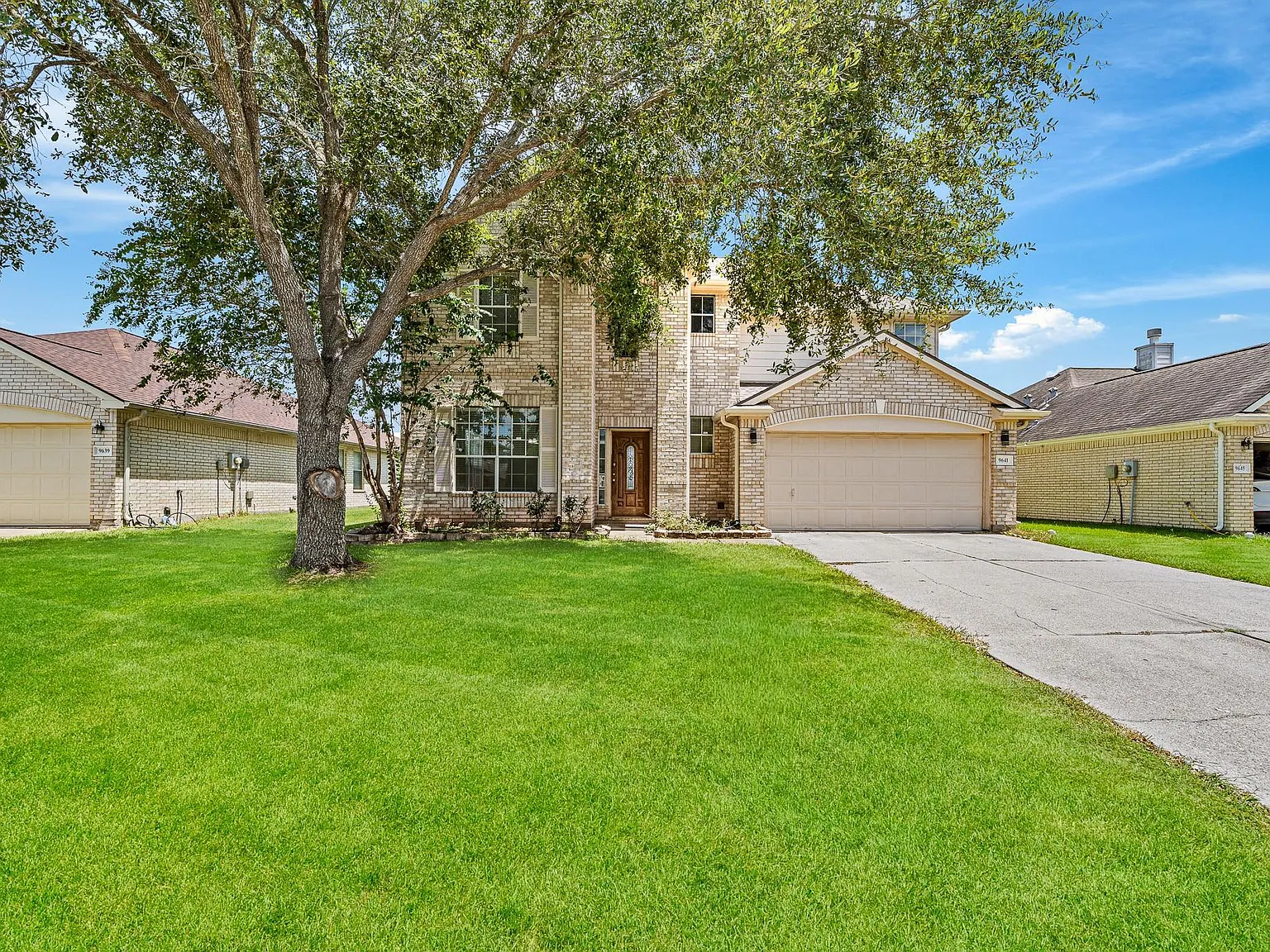 5 bed, 2.5 bath, 2844 sqft, $2,500 — Photo 2