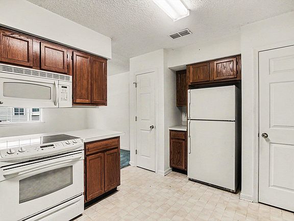 3rd image of 1105 Ganton Way