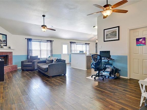 3rd image of 4706 Valleyview Dr