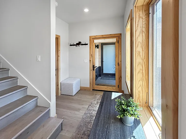 Entry area with coat closet