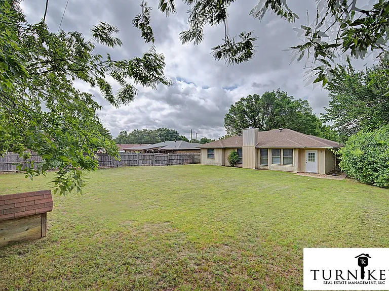913 Springhill Dr — Photo 26