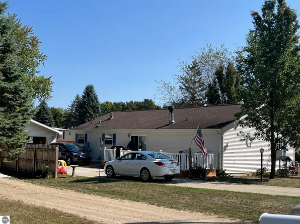 10429 Garfield Ave, Lake, MI 48632