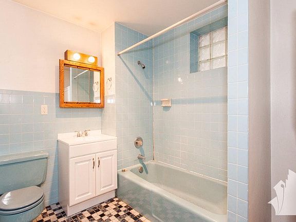 5th image of 1036 N Honore St #1