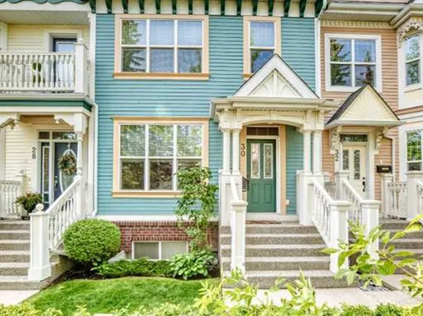 30 N Versailles Gate SW, Calgary, AB T2T 6N5