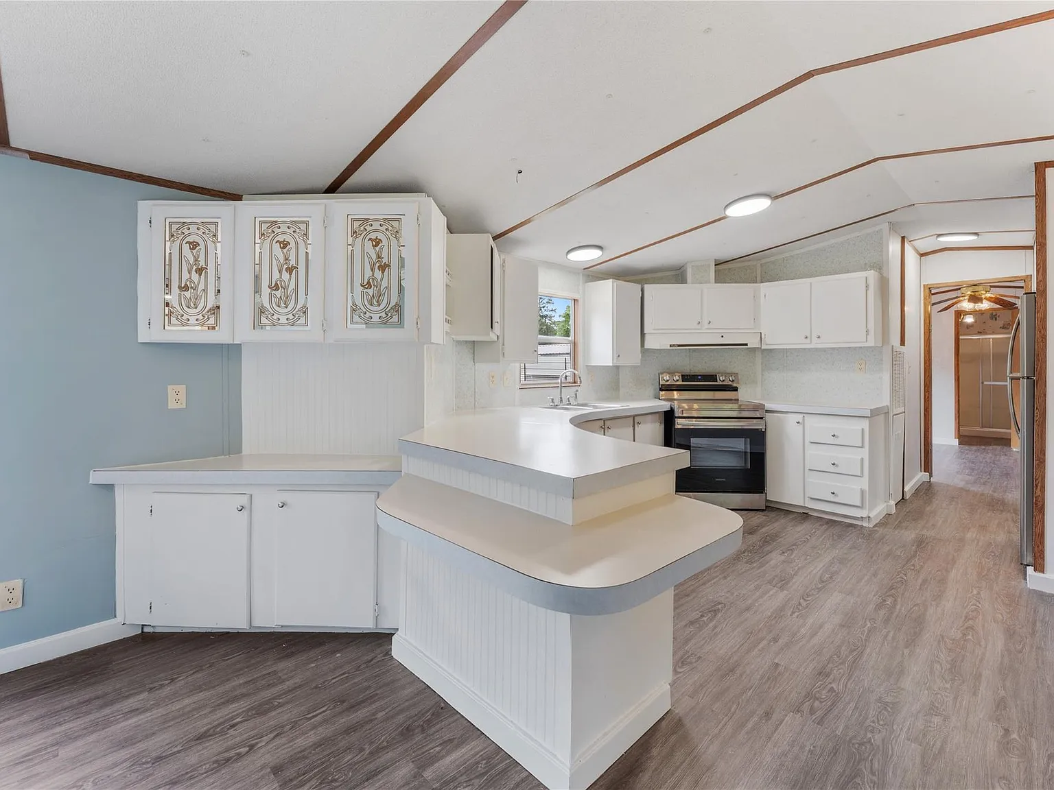 2 bed, 2.0 bath, 975 sqft, $1,300 — Photo 2