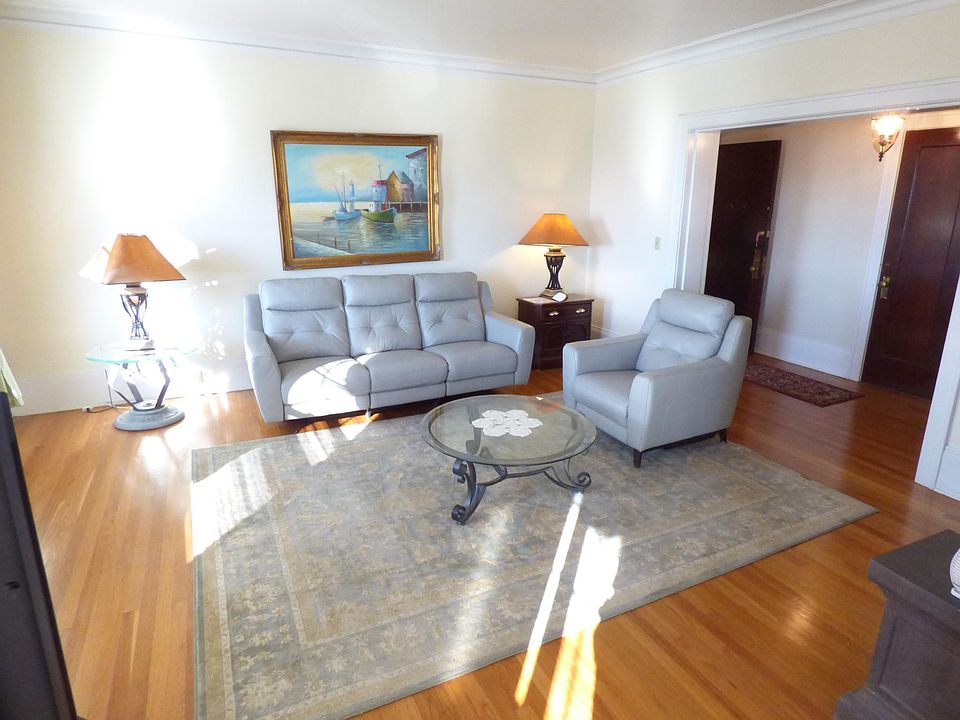 Livingroom
Showing with furniture