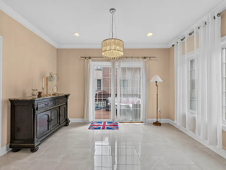 809 Edgewood Ln — Photo 13