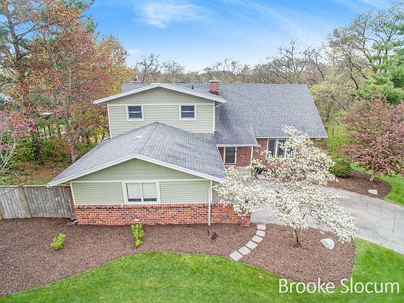 5th image of 3851 Keeweenaw Dr NE