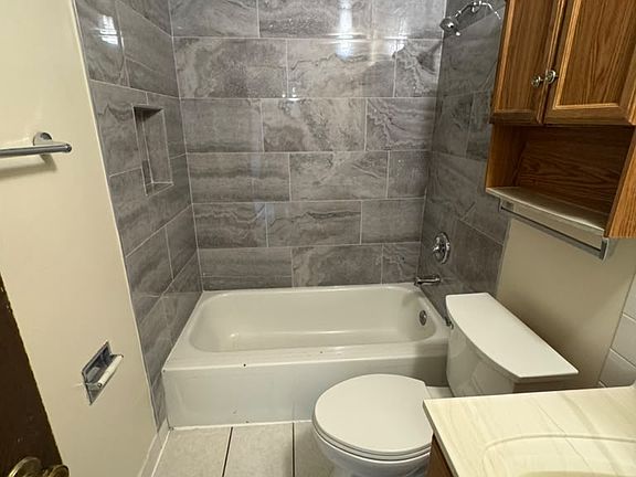 5th image of 1702 W Victoria Dr #302