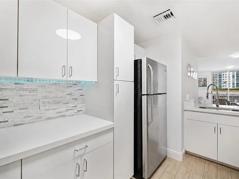 185 SE 14th Ter #1410 — Photo 7