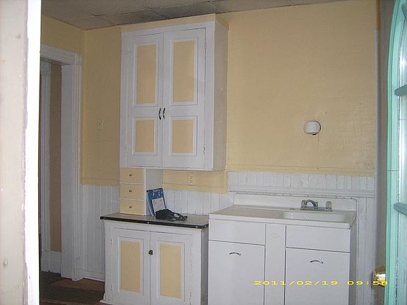 3rd image of 261 W 21st St