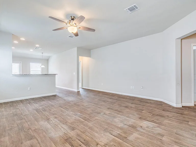 217 Yoakum St — Photo 6