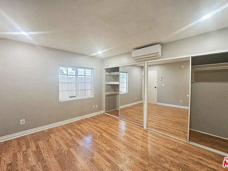 6946 1/2 Jellico Ave — Photo 10
