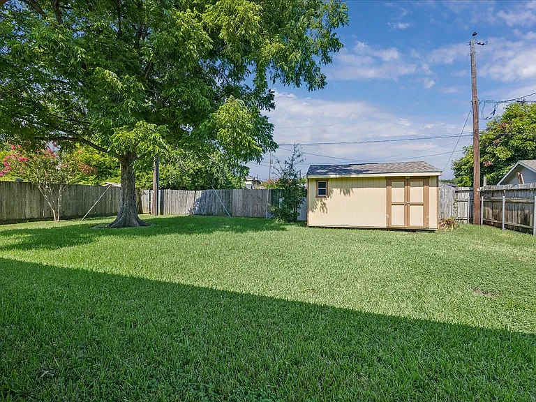 8403 Meadowshire St — Photo 5
