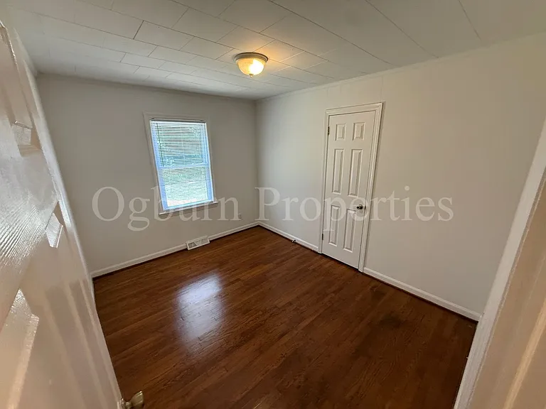 1102 Oak Grove Rd — Photo 8