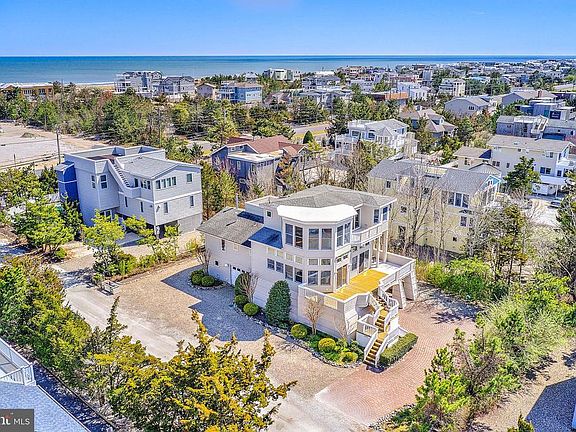 2nd image of 168 Long Beach Blvd #B