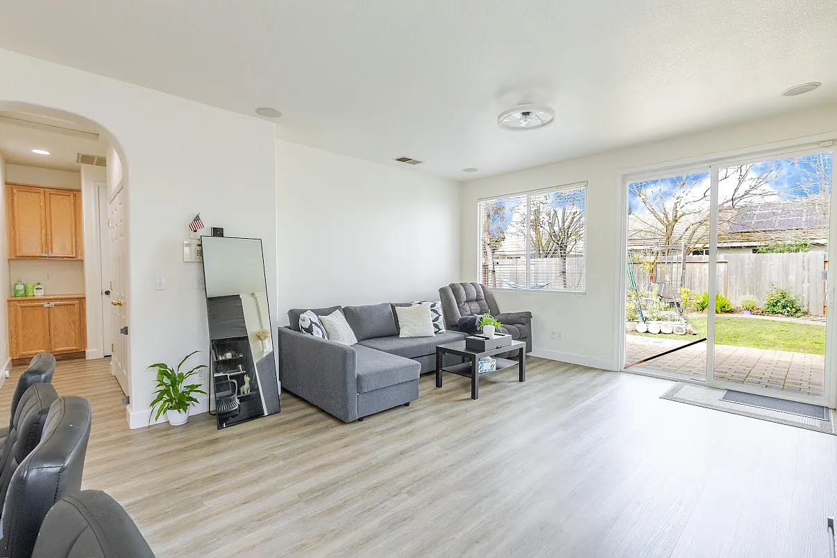 2 bed, 1042 sqft, $2,595 — Photo 4