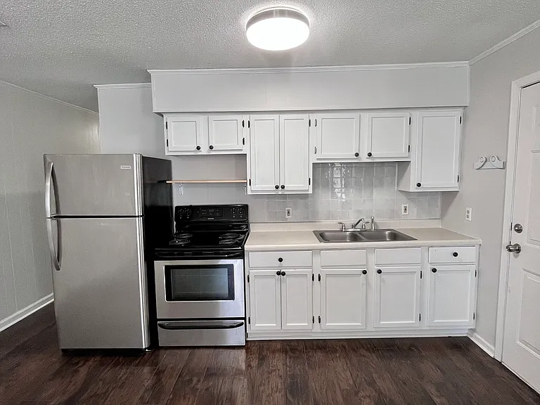 207 Lake Dr — Photo 3