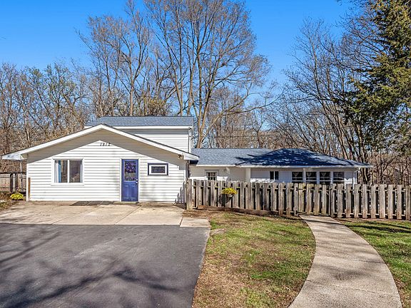 3rd image of 1812 Oakview Ln N