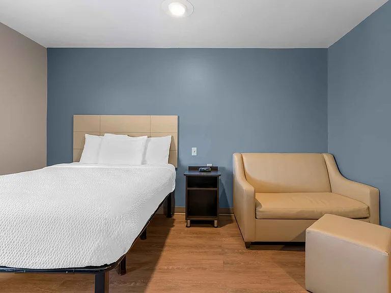 Deluxe Studio - 1 Queen Bed