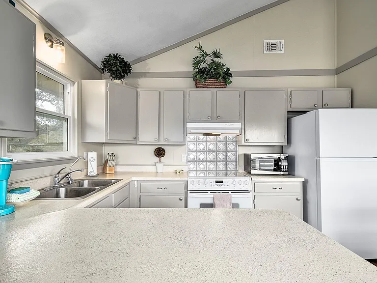2591 Lakeshore Dr — Photo 9