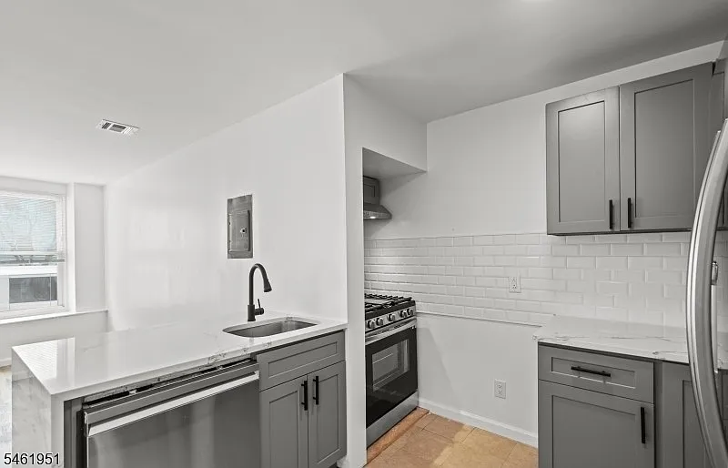 2 bed, 1.0 bath, $2,500 — Photo 2