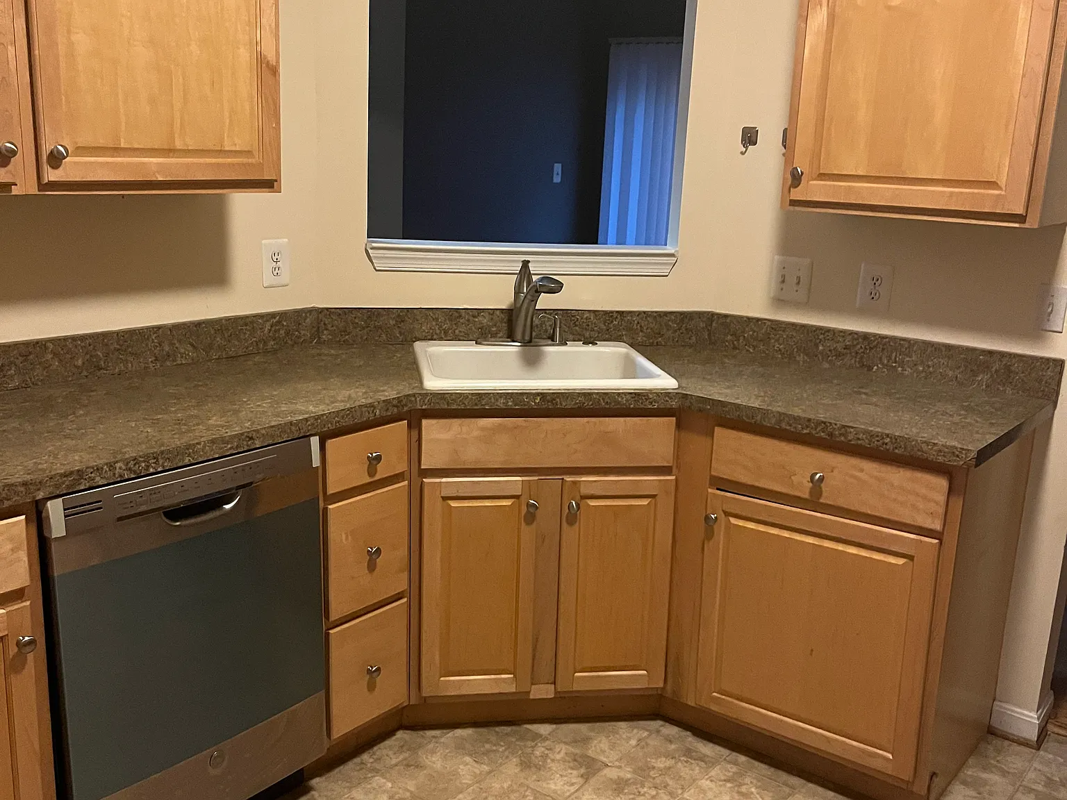 4 bed, 3.5 bath, 1424 sqft, $2,700 — Photo 4