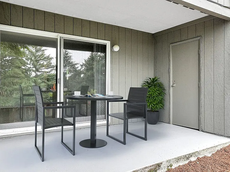 Patio River Cliff Apartments Milwaukie Oregon