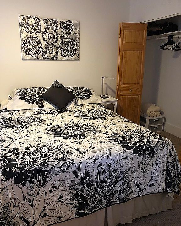 BEDROOM    QUEEN BED
