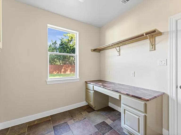 7 N Beech Springs Cir — Photo 17