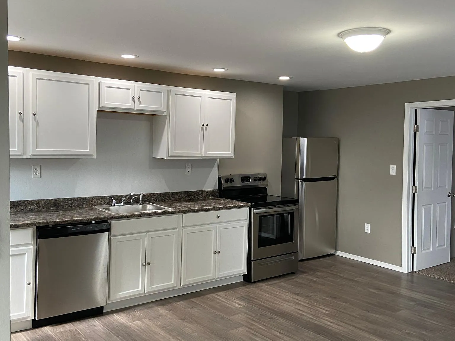 946 Exeter Ave — Photo 1