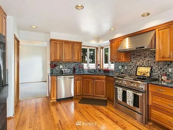 2nd image of 15621 Broadway Ave