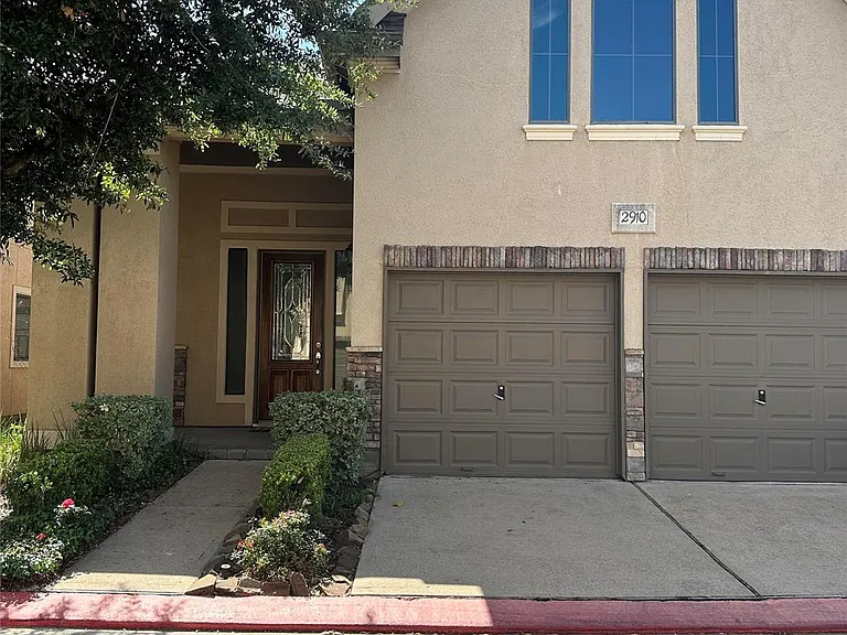 2910 Royal Oaks Grv — Photo 2