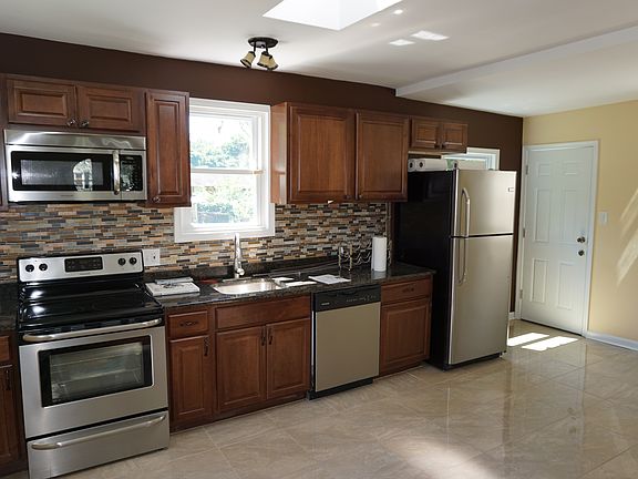 3rd image of 5708 Linda Ln