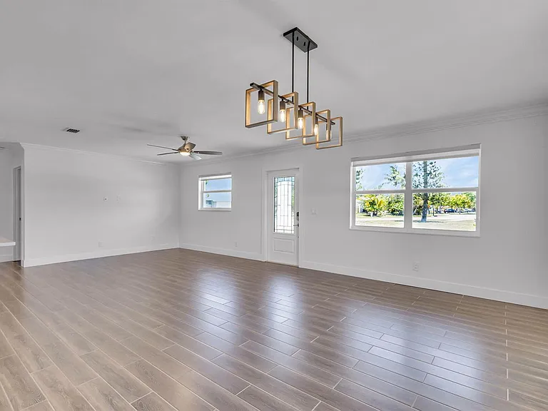 204 W Whitney Dr — Photo 8