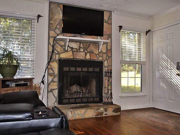 3rd image of 441 Lakeshore Dr