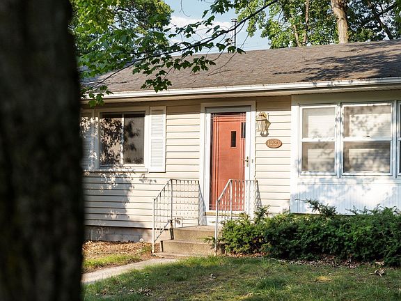 4th image of 1221 Arbutus Ct