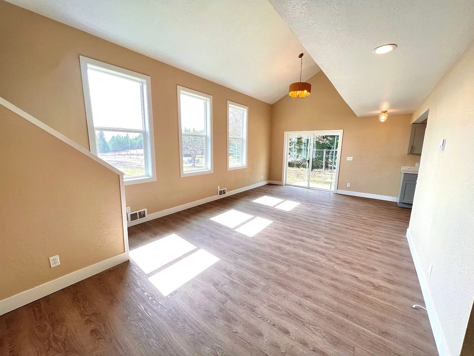 3 bed, 1288 sqft, $2,400 — Photo 4