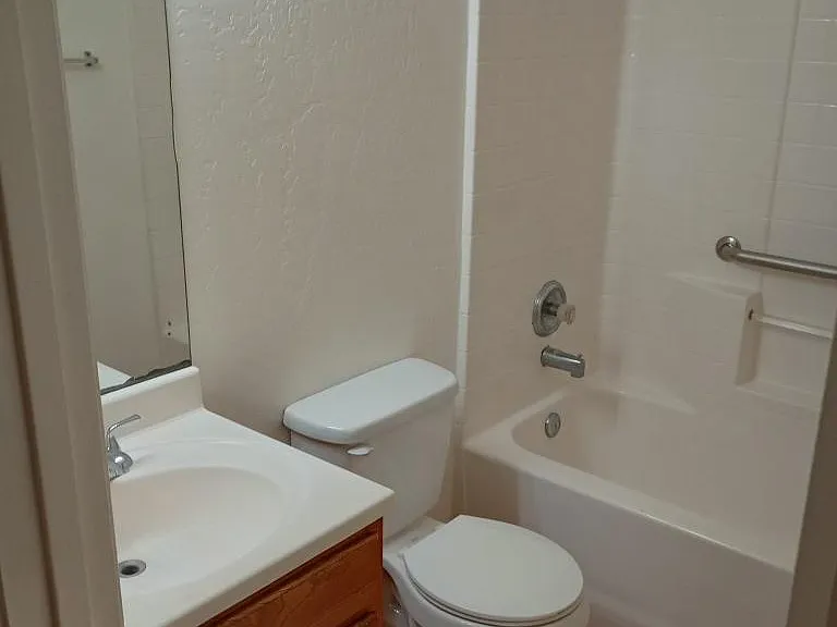 403 N Sunshine Blvd #A — Photo 5
