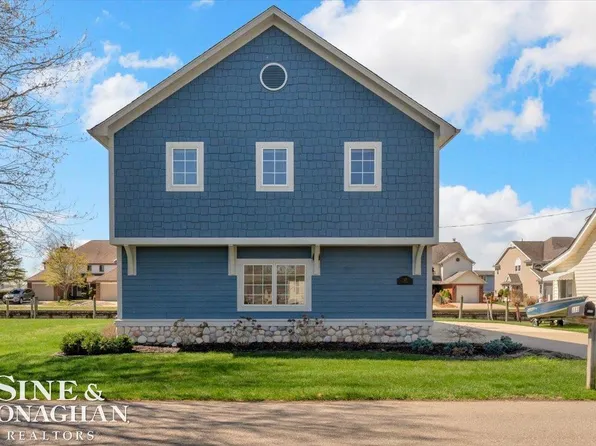 113 Roselawn St, Algonac, MI 48001