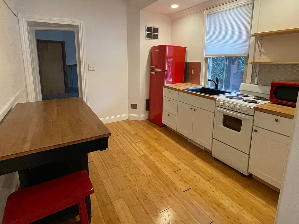 207 Main St #1R