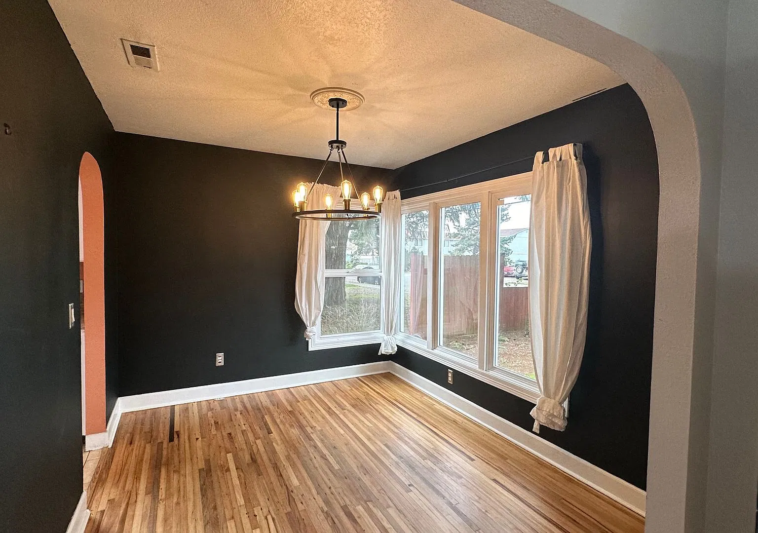 Portland Original Bungalow! Hardwoods, Large yard, Pets OK! Walkthrough video — Photo 3