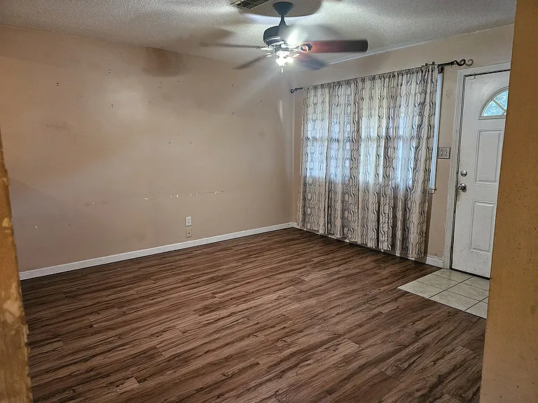4695 Geneva Dr — Photo 9