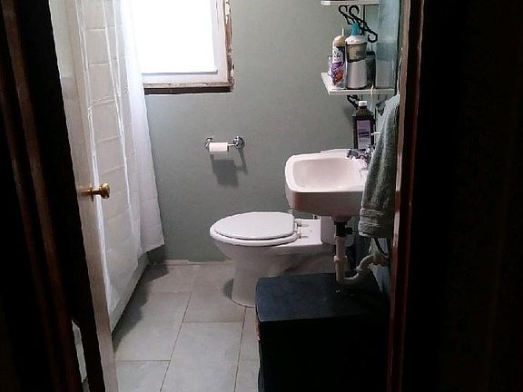 5th image of 22 E Morgan Ln