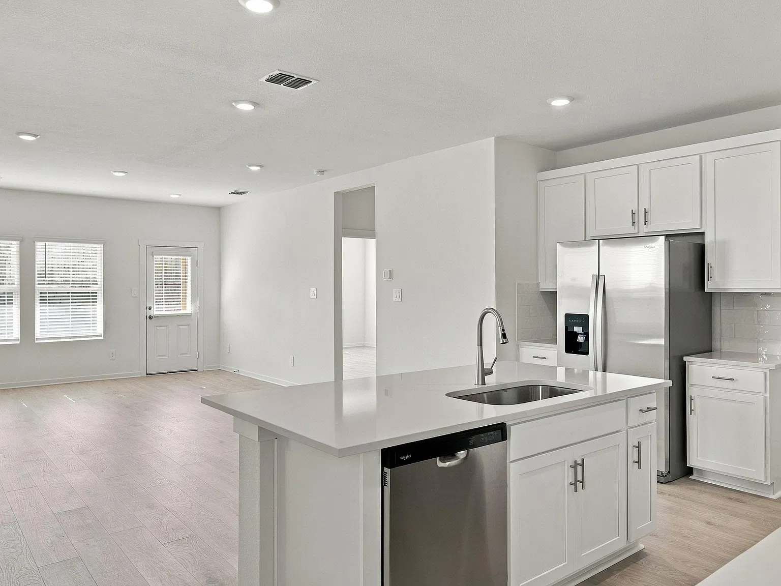 4 bed, 2.5 bath, 2034 sqft, $2,500 — Photo 4