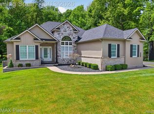 5060 Yax Pointe Dr, Howell, MI 48843