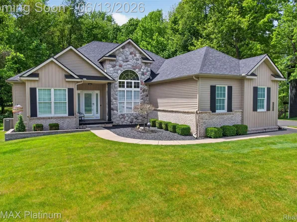 5060 Yax Pointe Dr, Howell, MI 48843