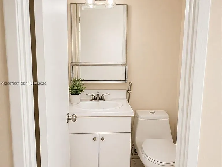 310 Fontainebleau Blvd #406 — Photo 9