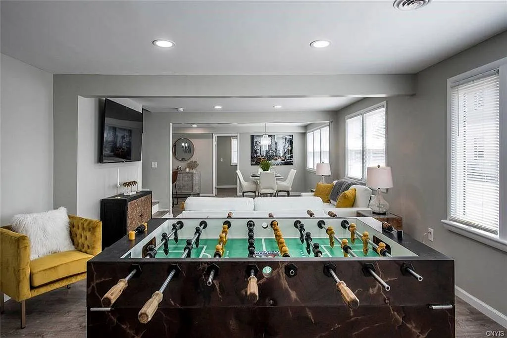 3 bed, 2500 sqft, $2,500 — Photo 2