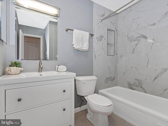 4th image of 876 Quince Orchard Blvd APT 202